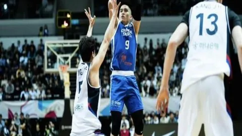 曼联欧联小组赛次轮2-0谢里夫，C罗点射桑乔建功